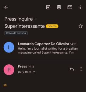 Print de troca de e-mails da Superinteressante com o atendimento à imprensa do Twitter. A resposta automática da rede social é um emoji de cocô.