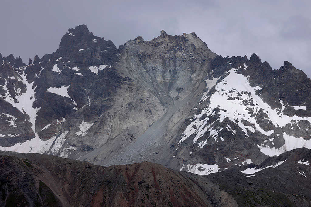 Vista da montanha Fluchthorn parcialmente desmoronada (pico médio, cinza) em 22 de junho de 2023 perto de Galtur, Áustria.