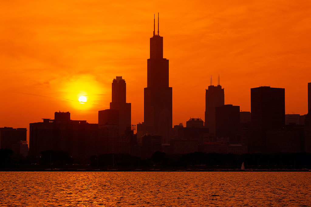 Edifícios à beira do lago de Chicago ao pôr do sol.