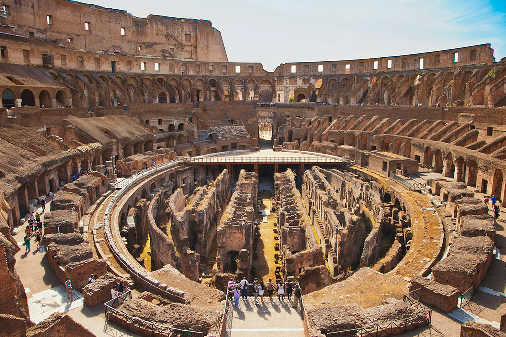 Foto do interior do Coliseu, Roma, Itália.