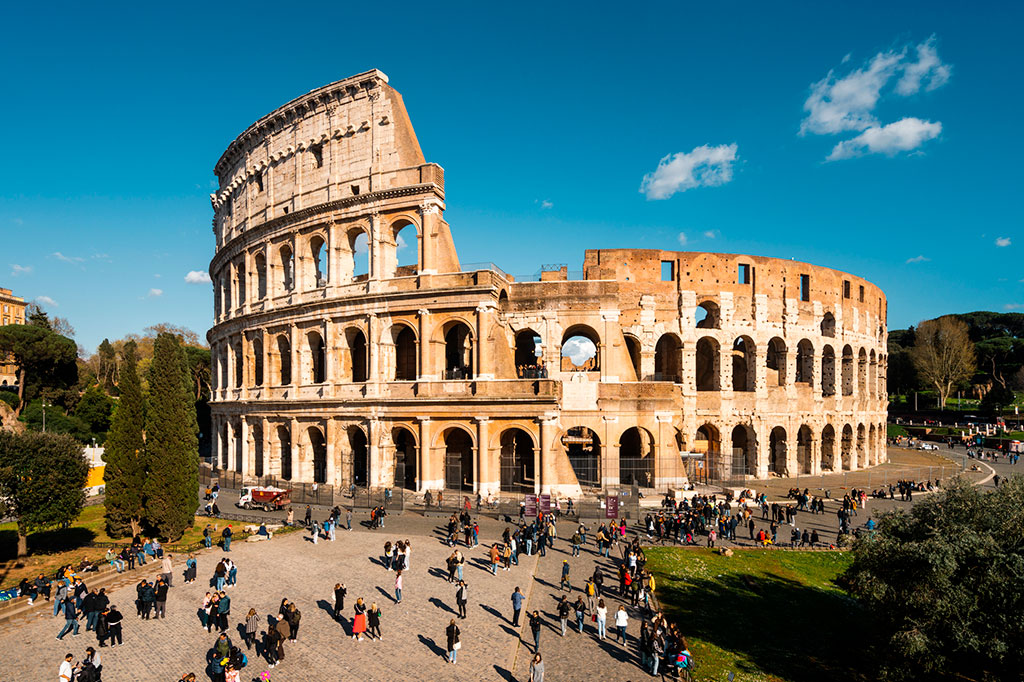 O coliseu ao pôr do sol, Roma, Itália.