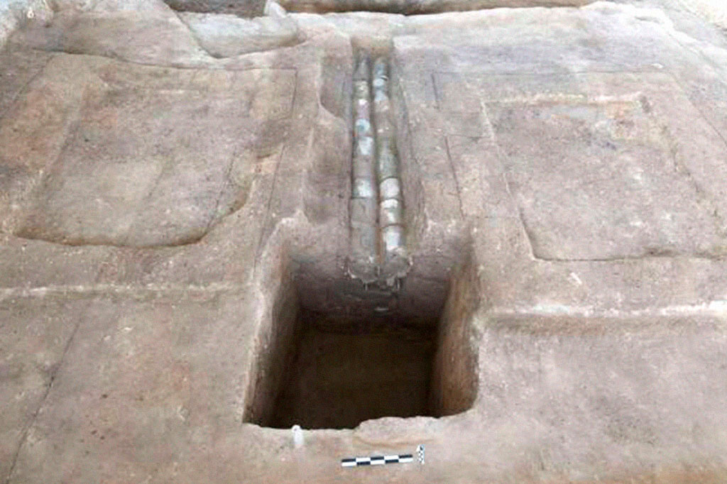 Foto de canos de água in situ levando a uma vala de drenagem perto do portão sul de Pingliangtai.