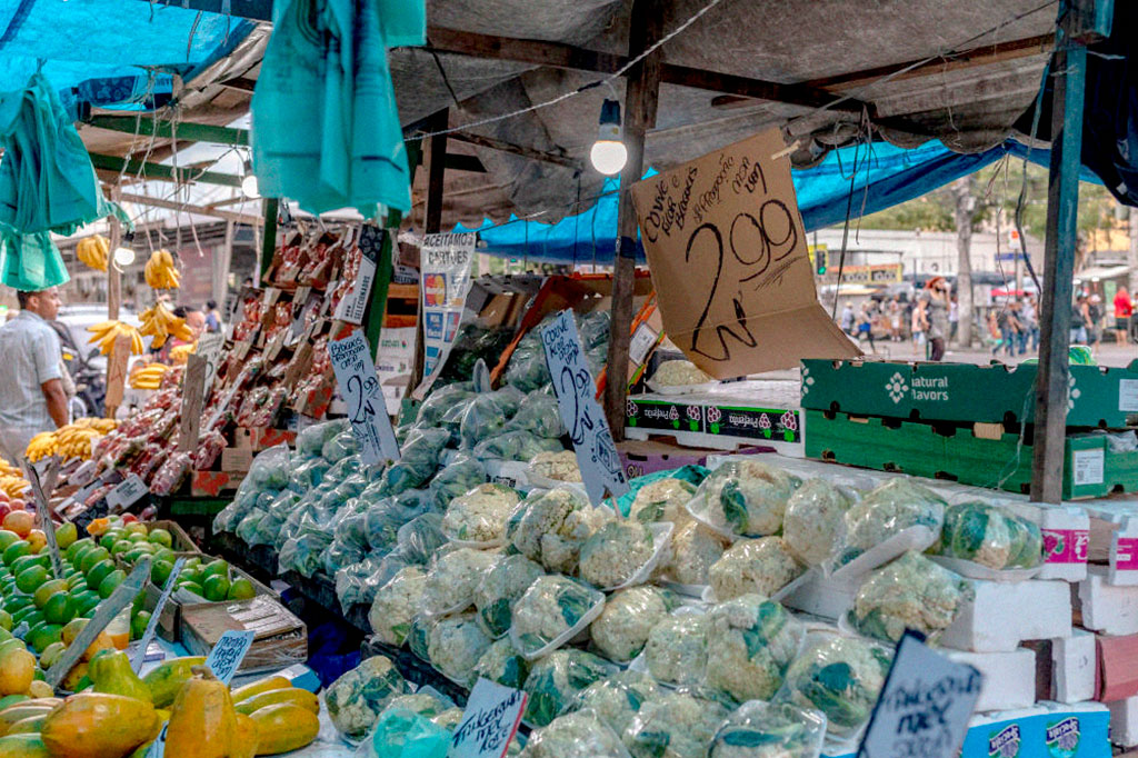 Frutas e vegetais no Mercado de Madureira no bairro de Madureira, no Rio de Janeiro, Brasil, em agosto de 2022.