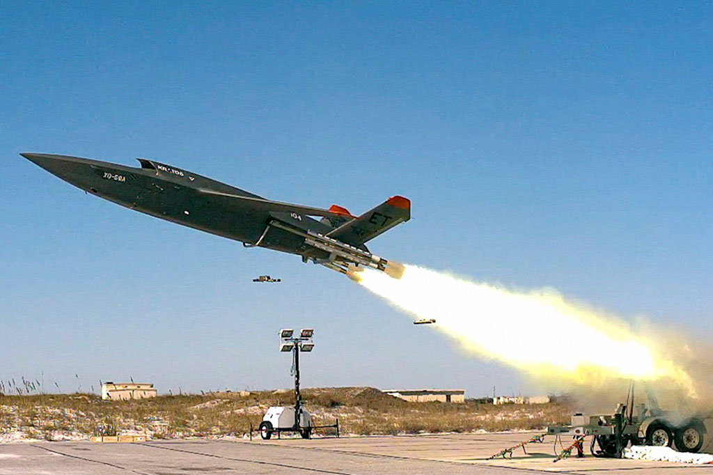 USAF realiza teste de voo com Kratos XQ-584A na Flórida.