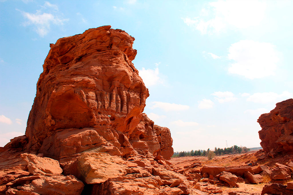 Foto da escultura de camelo nas rochas do deserto da Arábia Saudita.