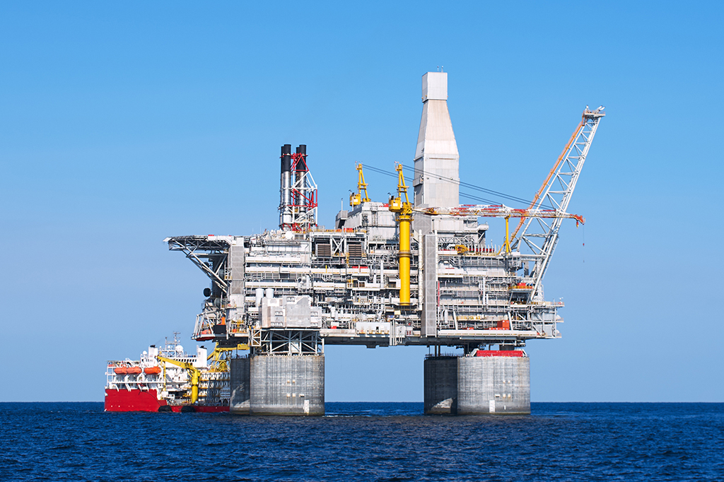 Imagem de uma plataforma petrolífera no mar.