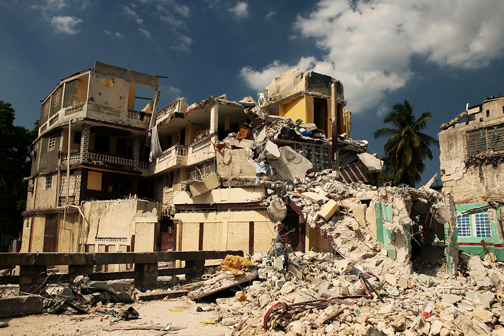 Imagem de prédios tombados após um terremoto.