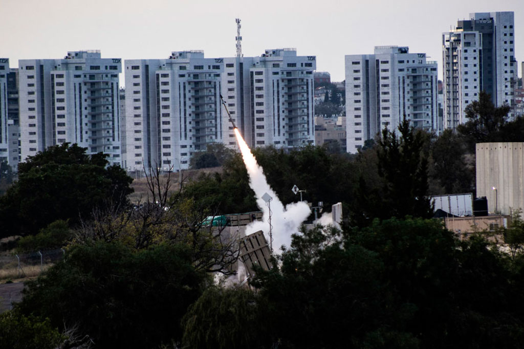 O sistema de defesa aérea de Israel, Iron Dome, intercepta foguetes lançados da Faixa de Gaza para Israel, em Ashkelon, Israel, em 11 de maio de 2023.
