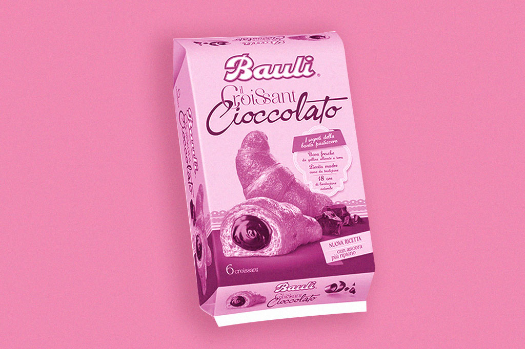 Imagem de embalagem do croissant Bauli sob fundo rosa.