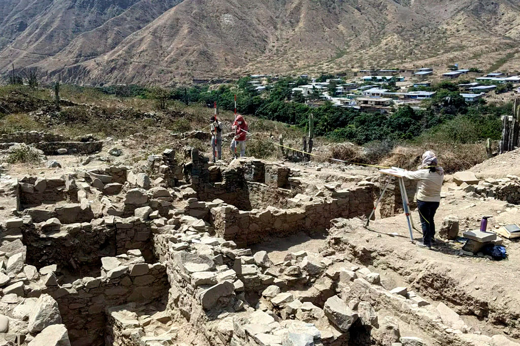 Imagem das escavações do sítio pré-hispânico dedicado ao culto aos ancestrais no norte do Peru.