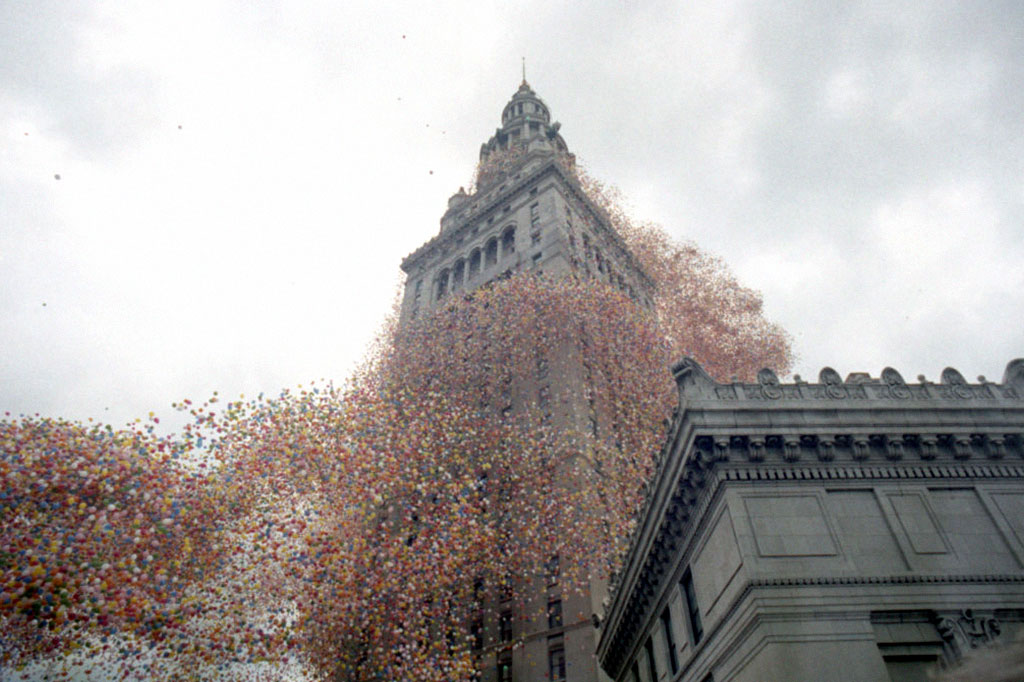 bal&otilde;es, j&aacute; soltos, passam por um pr&eacute;dio de cleveland