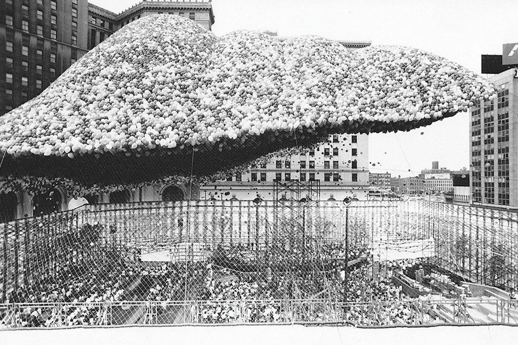 foto em preto e branco da rede cheia de bal&otilde;es