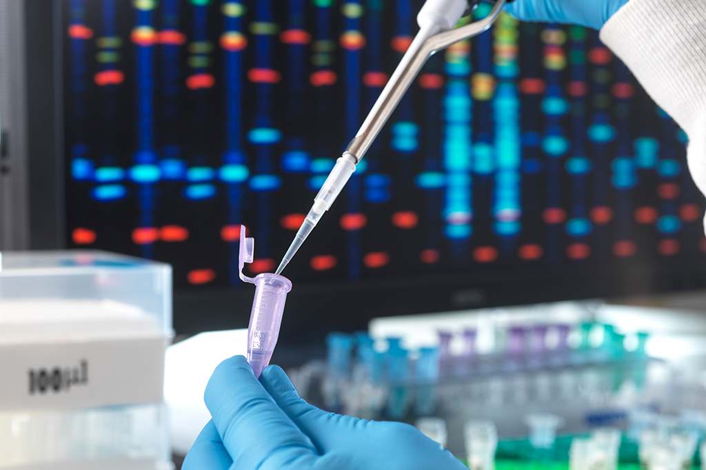 Imagem de um cientista colocando com uma uma pipeta uma amostra de DNA em um tubo de teste.