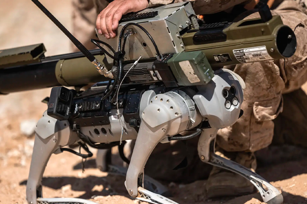 Foto aproximada de um soldado armando um cão-robô.