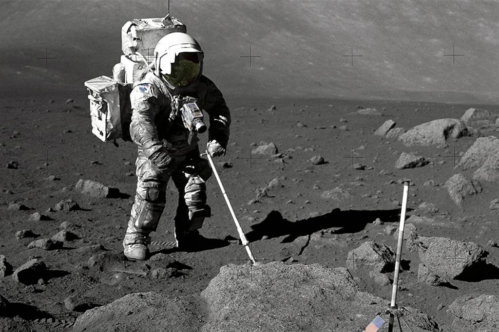 Imagem do astronauta Harrison Schmitt em 1972 coletando amostras da lua.