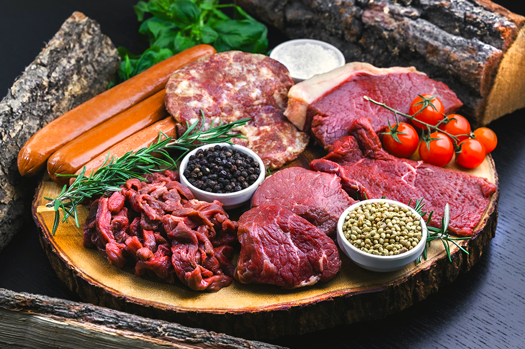 Foto de uma tábua com diversos tipos de carne.