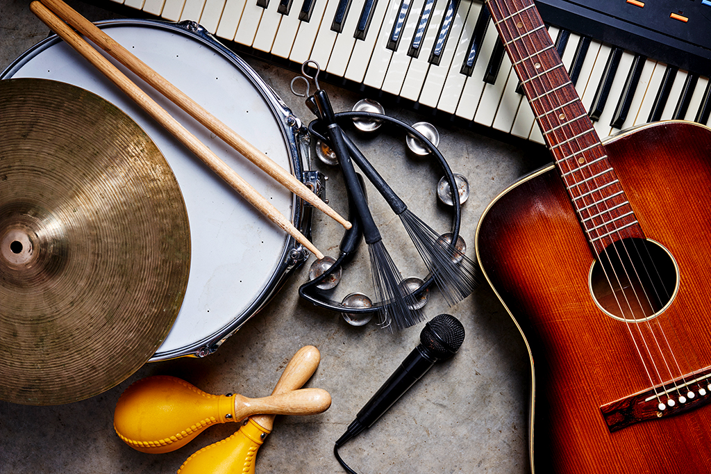 Foto de diversos instrumentos musicais.