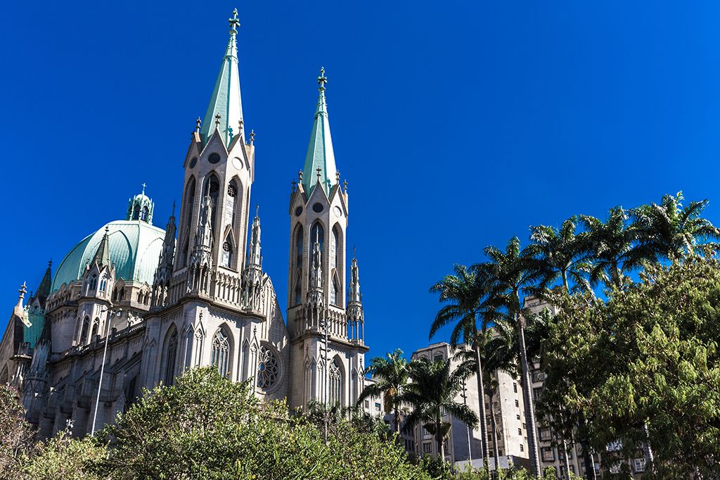 Catedral da Sé em dia ensolarado, com céu azul.