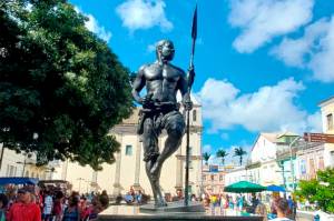 1113_zumbi_palmares_estatua_site Estátua localizada em Salvador, Bahia, que homenageia Zumbi dos Palmares.