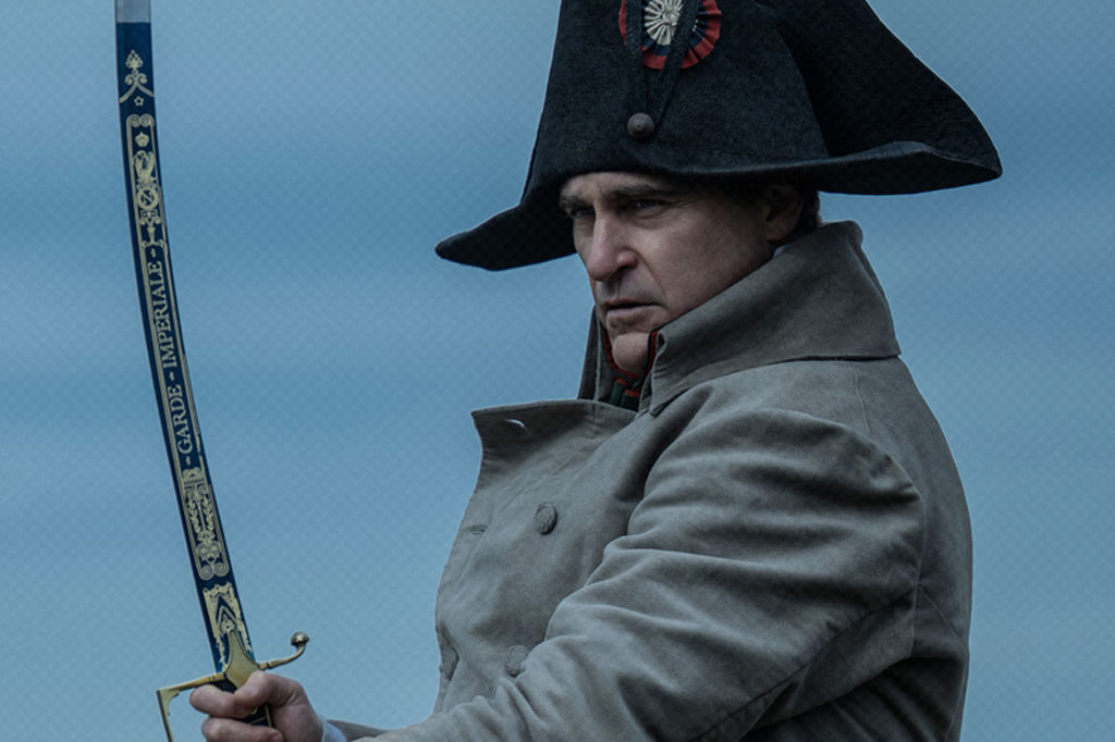 Joaquin Phoenix empunha espada em cena de Napoleão