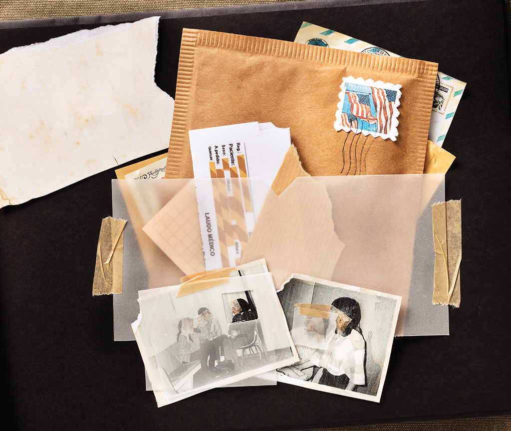 Foto da página do álbum de colagem com um envelope, um laudo médico e algumas fotos da família, mostrando mais membros desaparecendo através do papel cobrindo eles.