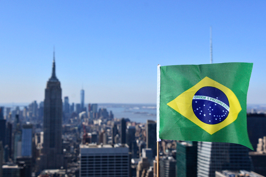Bandeira do brasil contra o Empire State Building.