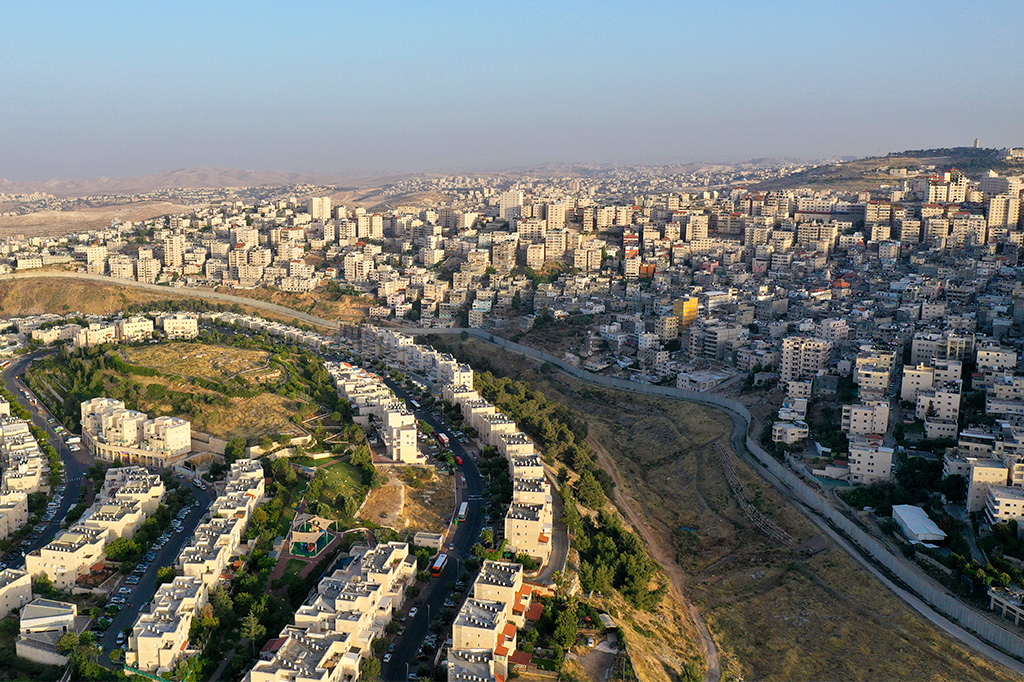 Imagem aérea do muro de divisão entre Palestina e Israel.