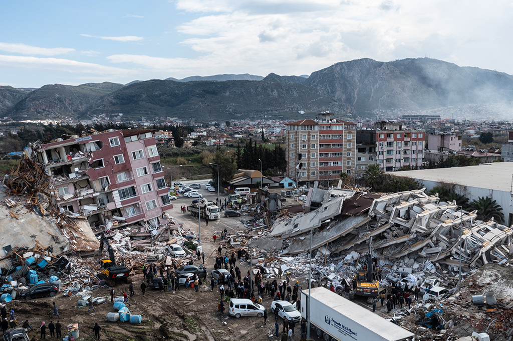 Foto de prédios caídos durante o terremoto na Turquia.