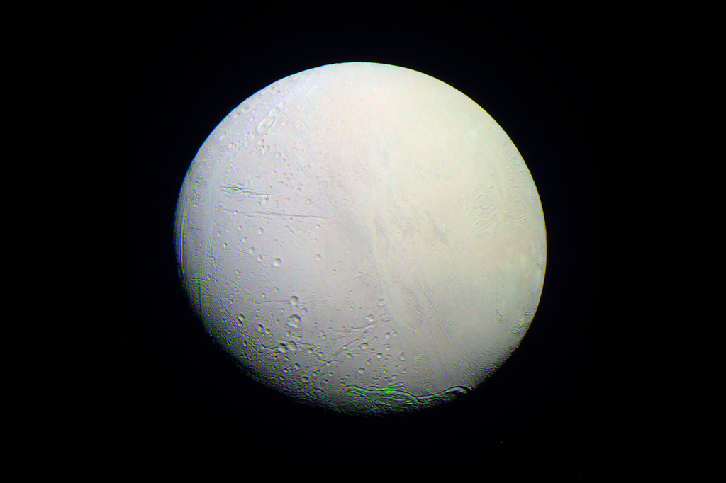 A lua gelada de Saturno, Encélado, em 14 de outubro de 2015, durante o último encontro da Cassini. Montado a partir de imagens não calibradas usando luz infravermelha, verde e ultravioleta.