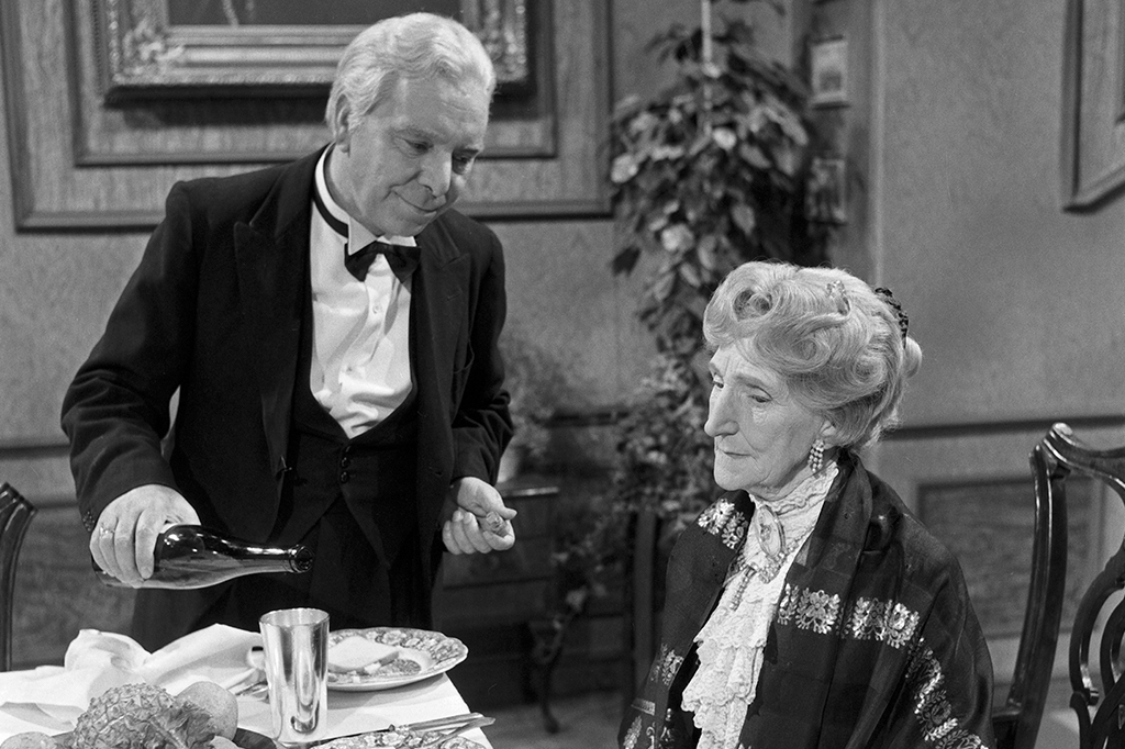 Freddie Frinton como Butler James e May Warden como Miss Sophie no esquete "Dinner for One or The 90th Birthday" como uma produção televisiva da NDR em Hamburgo em 8 de março de 1963, Alemanha dos anos 1960.