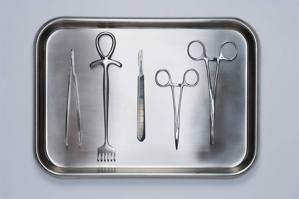 Fotografia vista de cima de utensílios médicos usados em cirurgias.