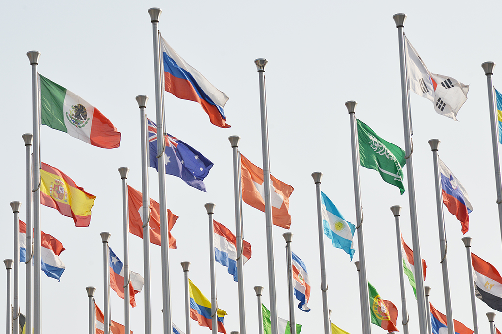 Bandeiras de diversos países hasteadas.