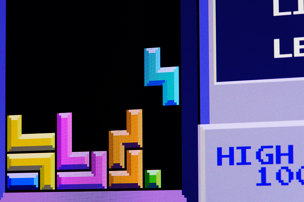 Jogo Tetris no monitor de um computador