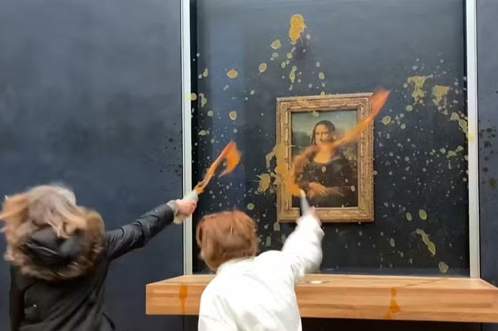 Menifestantes jogam sopa no quadro da Monalisa