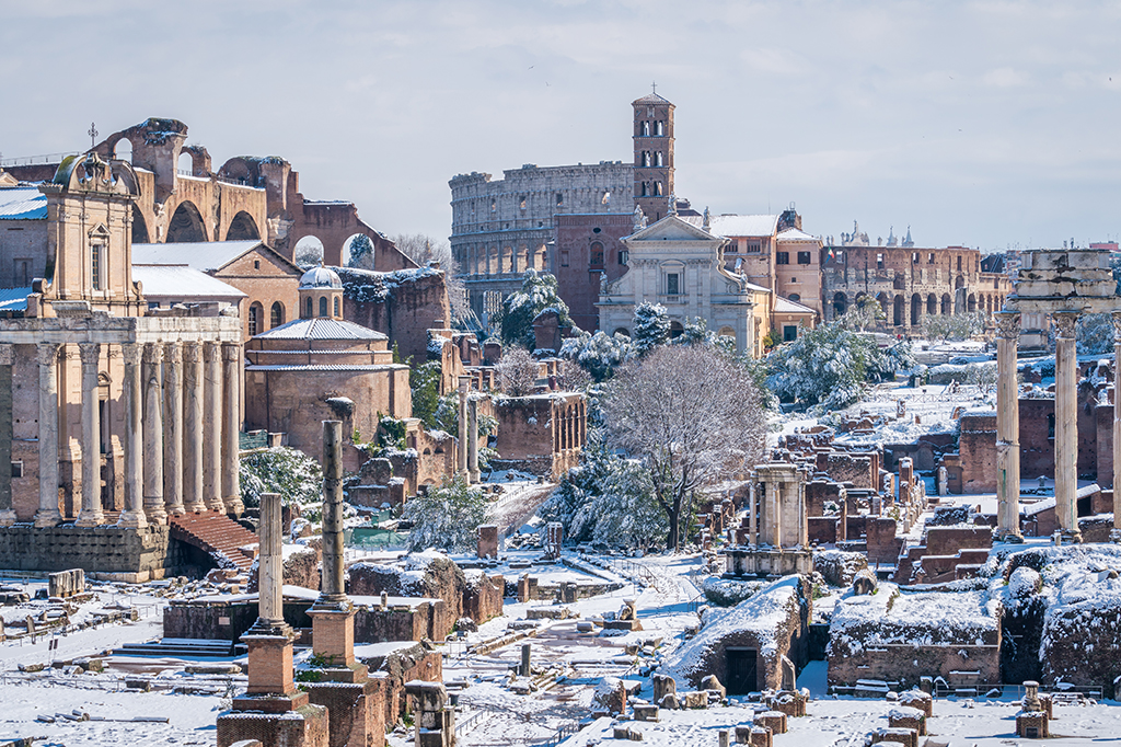 Fórum Romano e Coliseu no inverno em Roma, Itália