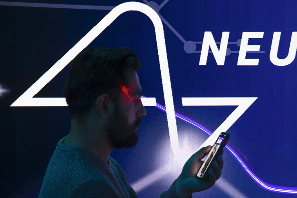 Homem com celular sobreponto o logo "Neuralink"