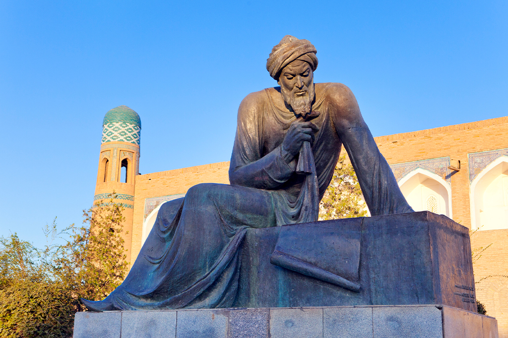Estátua de Muhammad ibn Musa al-Khwarizmi.