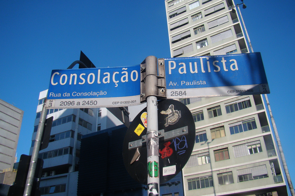 Placas de rua no cruzamento entre a Avenida Paulista e a Rua da Consolação