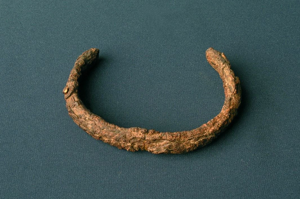 Uma pulseira de ferro que faz parte do Tesouro de Vilhena.