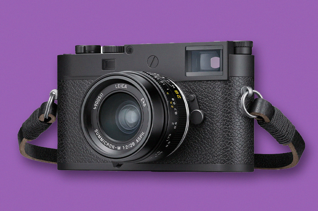 Imagem da câmera Leica M11-P sob fundo roxo.