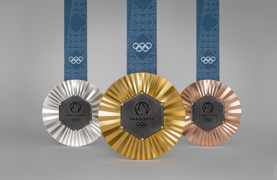 Montagem com as medalhas de ouro, prata e bronze das Olimpíadas e Paraolimpíadas de 2024.