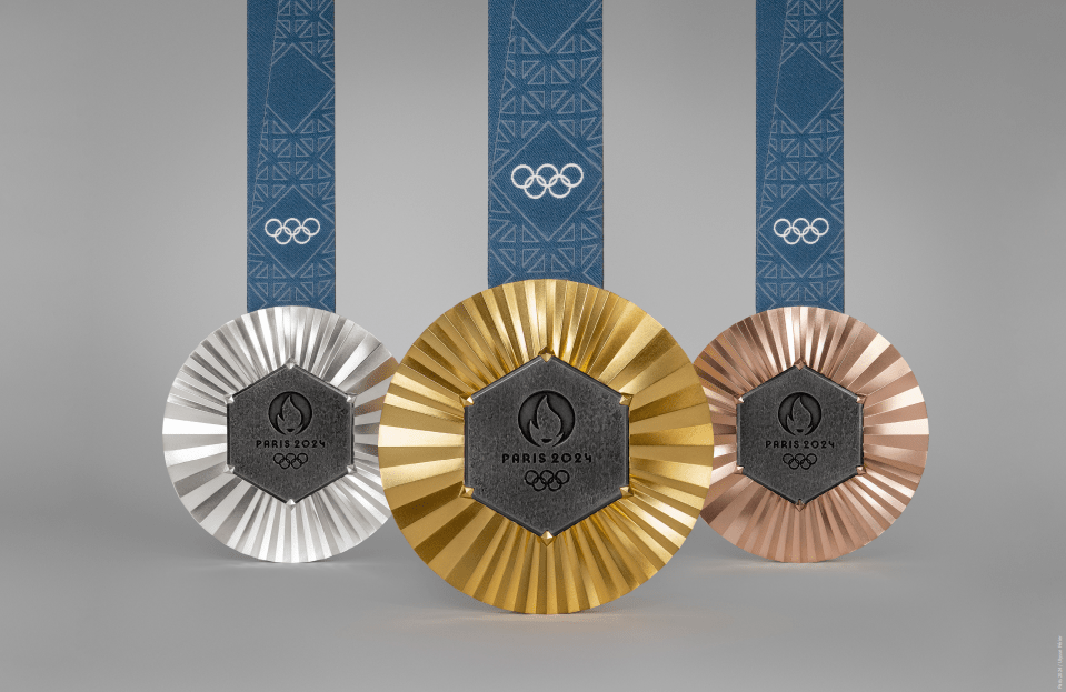 medalha Montagem com as medalhas de ouro, prata e bronze das Olimpíadas e Paraolimpíadas de 2024.