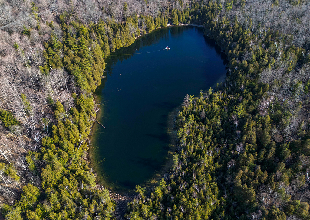 Fotografia aérea panorâmica do Lago Crawford, no Canadá.