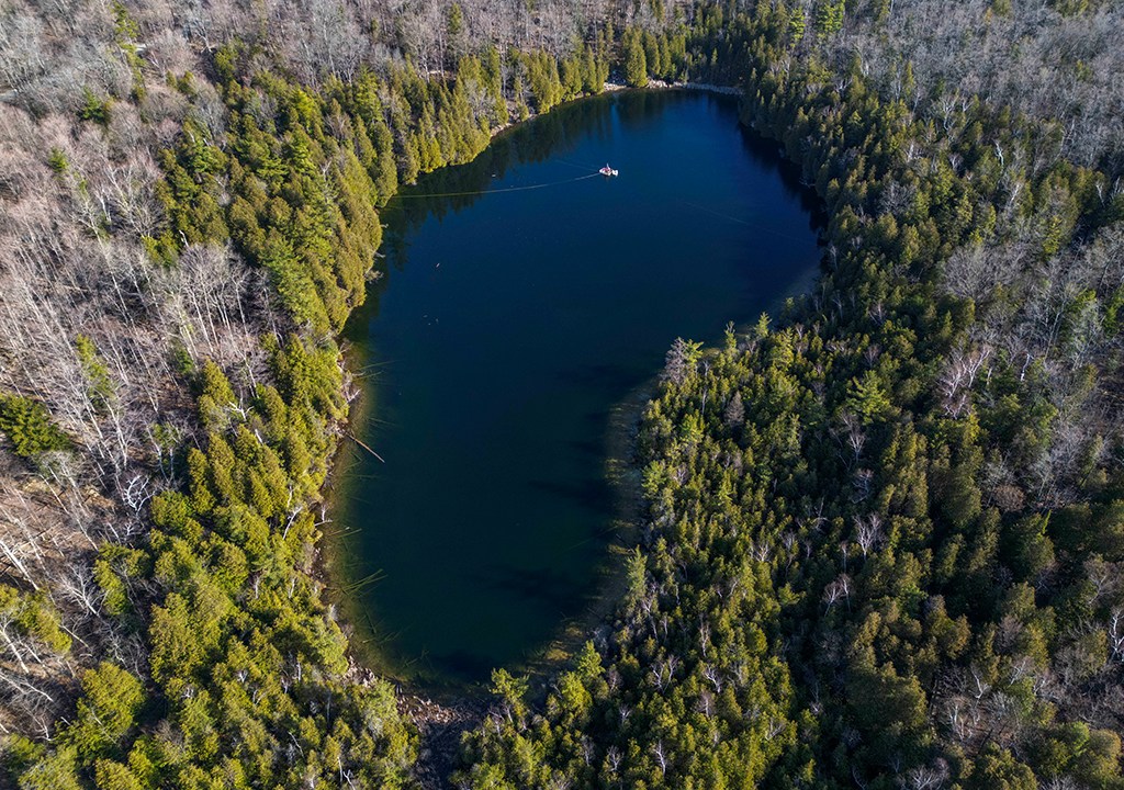 Fotografia aérea panorâmica do Lago Crawford, no Canadá.