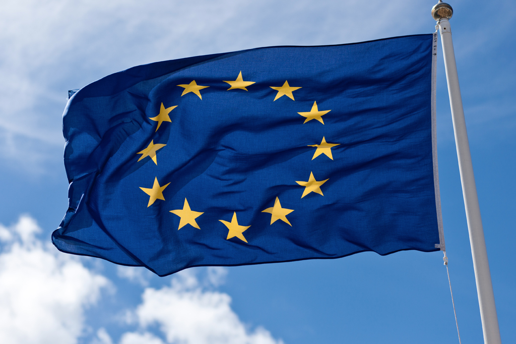 Bandeira estendida da União Europeia.