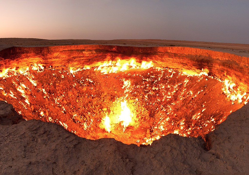Um campo de gás natural em chamas em Derweze, Turcomenistão.