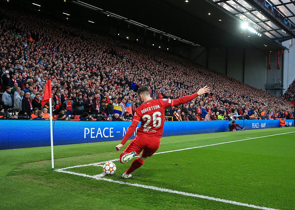 Fotografia de Andrew Robertson, do Liverpool, cobrando escanteio durante a partida da primeira mão da semifinal da Liga dos Campeões da UEFA entre Liverpool e Villarreal, em Anfield, em 27 de abril de 2022.