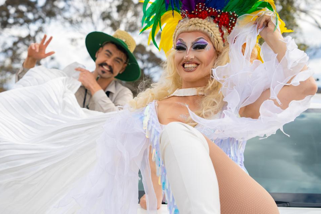 Weliton Menário Costa e a drag artist Faux Née Phish, que se apresentou no Kangaroo Time, vencedor do concurso AAAS Dance your PhD.