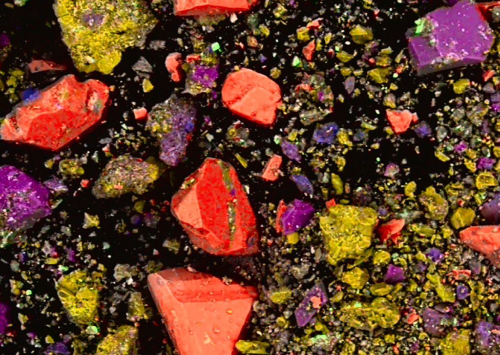 A substância encontrada no frasco de pedra era feita de diversos minerais – incluindo hematita, mostrada em vermelho.