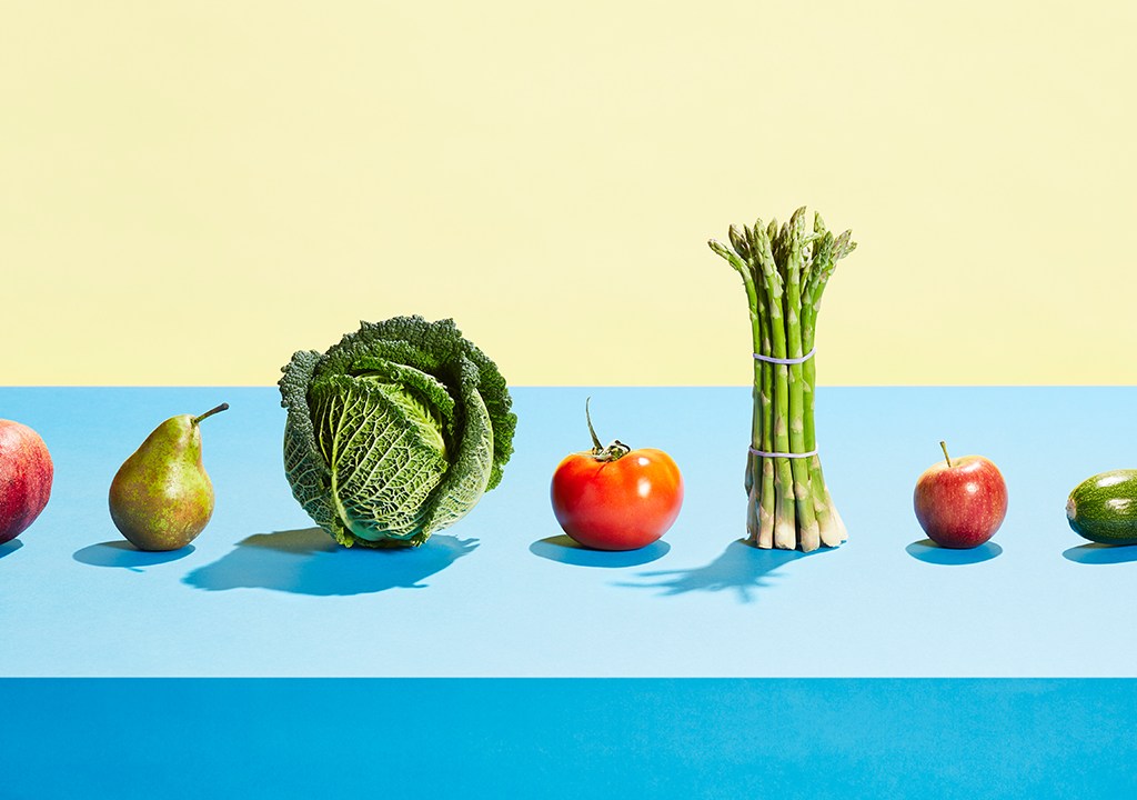 Frutas e vegetais dispostos um ao lado do outro.